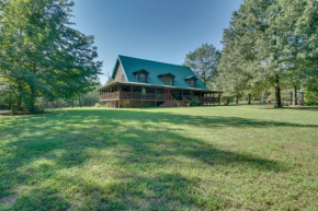 Secluded Broken Bow Cabin with Fire Pit and Deck!